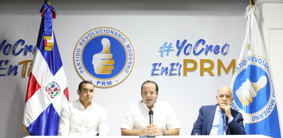 El presidente del PRM, José Ignacio Paliza; junto al secretario de Relaciones Internacionales, José Julio Gómez; y el secretario de Cooperación Internacional, Fausto Liz; durante el acto realizado en la Casa Nacional de la organización política.