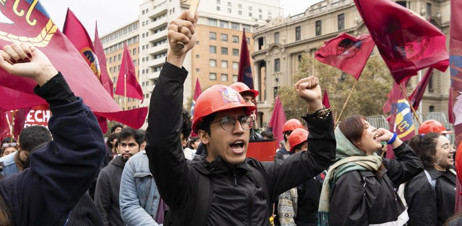 Manifestantes asisten a una marcha en el Día Internacional de los Trabajadores en Santiago, Chile, el miércoles 1 de mayo de 2024.