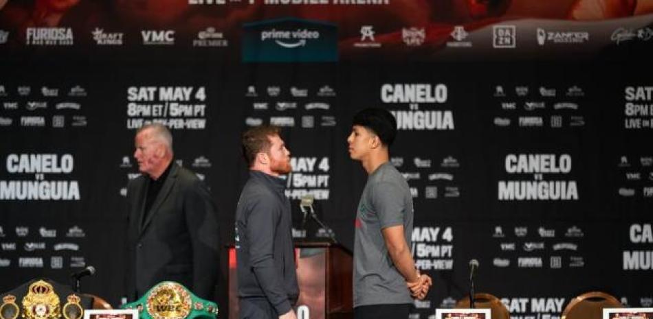 Saul Canelo Alvarez y su rival Jaime Munguía durante la presentación de ambos previo a su combate de este sábado en Las Vegas.