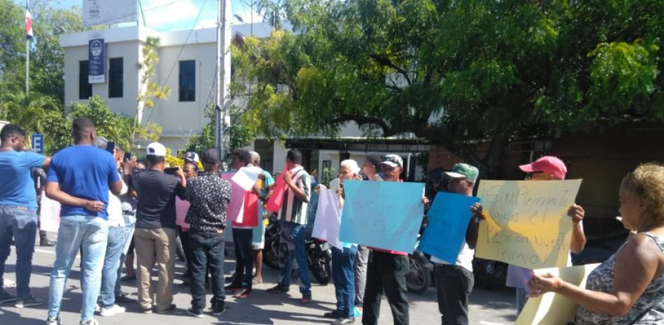 Este jueves, más de 20 propietarios de terrenos y viviendas demolidas, donde se construye la verja perimetral en la frontera con Pedernales, reclamaron que les sean pagados sus solares.