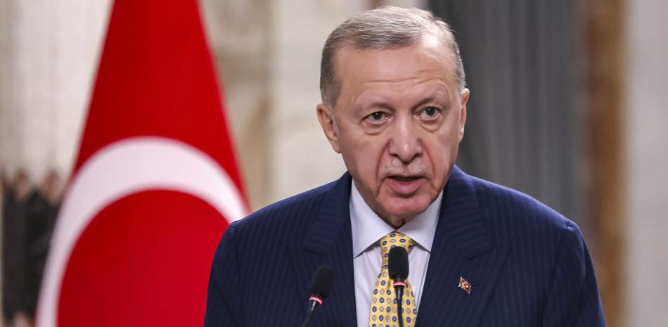 El presidente turco Recep Tayyip Erdogan habla ante la prensa el 22 de abril de 2024, en Bagdad.