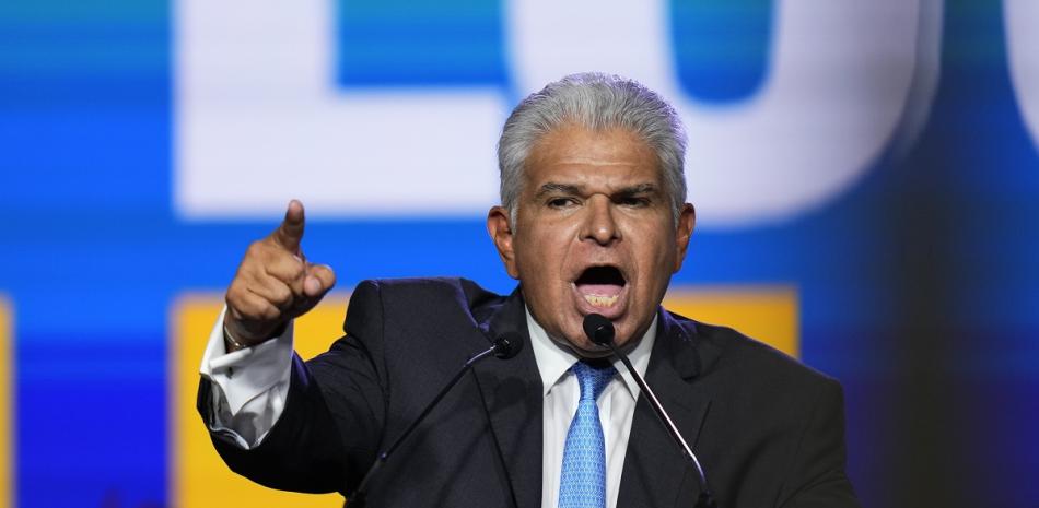 José Raúl Mulino, candidato presidencial de Realizando Metas, se dirige a sus simpatizantes en un acto de campaña en Ciudad de Panamá, el domingo 28 de abril de 2024.