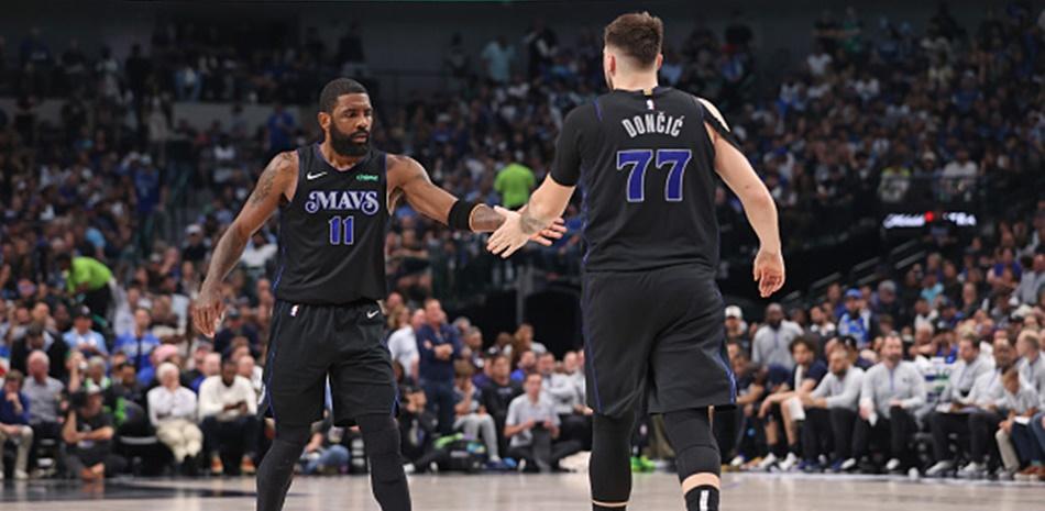 Kyrie Irving y Luka Doncic se felicitan luego que los Mavericks dejaron en el camino a los Clippers trs vencerlos 114-101 en el sexto choque de su serie.