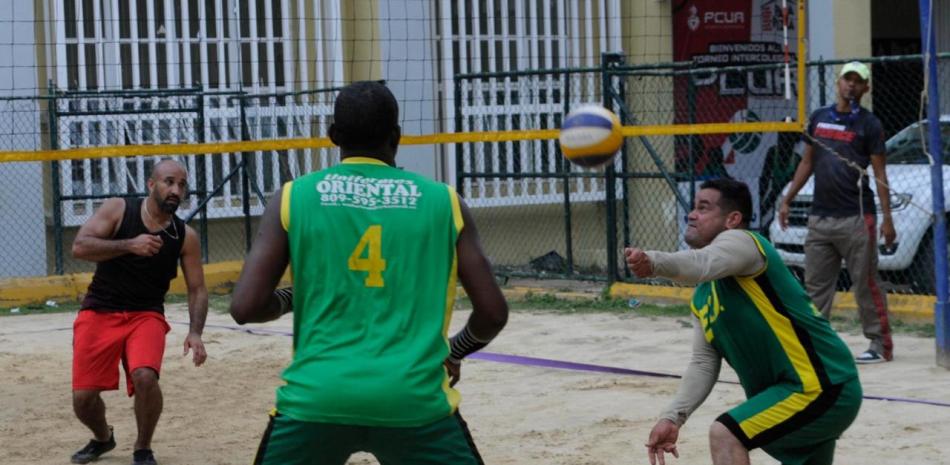 Acción en el partido de voleibol de playa que efectuaron el Ejército Dominicano contra la Policía Nacional
