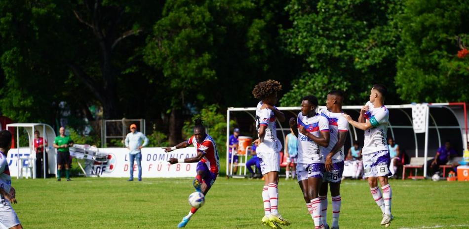 Acción del partido entre los Delfines del Este versus Atlético de San Cristóbal.