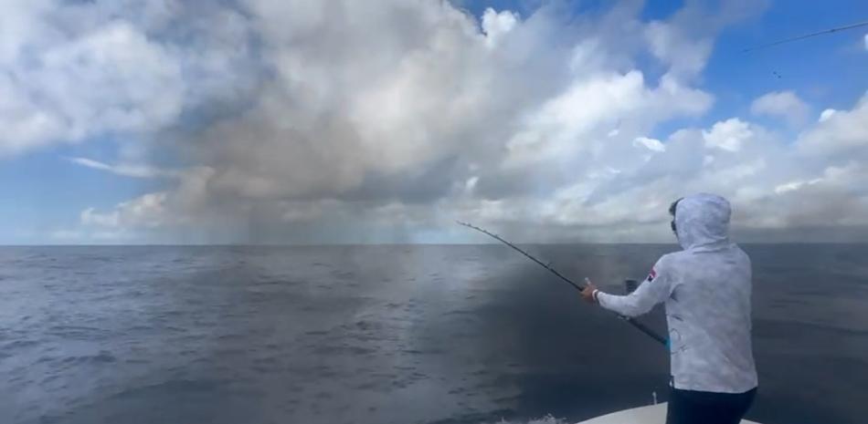 Diego Viyella libera otra aguja blanca en la lancha Grace en la jornada al Marlin Blanco.