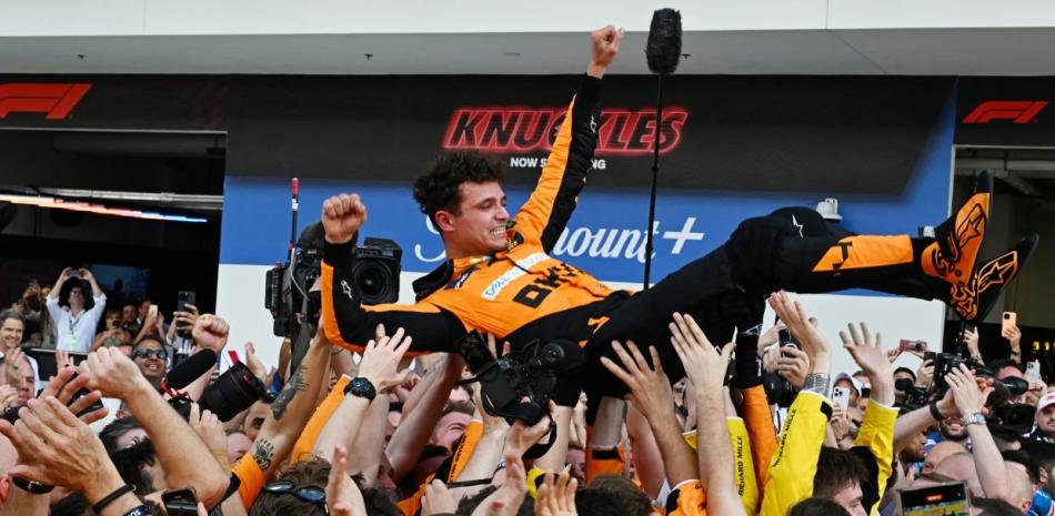 Lando Norris es levantado por varios de su equipo de trabajo y simpatizantes luego de conquistar el Gran Premio de Miami de Fórmula 1.