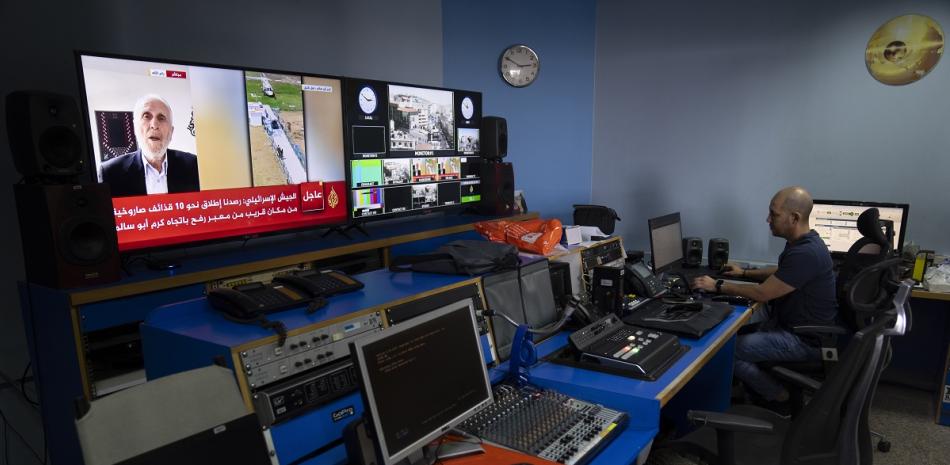 El ingeniero Mohammad Salameh trabaja ayer en la sala de control de la oficina de la cadena Al Jazeera en la ciudad de Ramala, en Cisjordania.