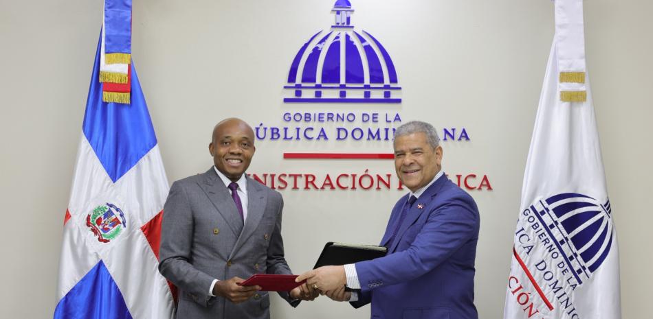 El ministro de Administración Pública, Darío Castillo Lugo, y por el ministro de la Función Pública de Guinea Ecuatorial, Eucario Bakale Angue.