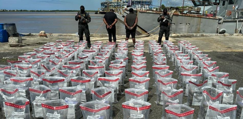 Los agentes confiscaron 27 pacas, conteniendo en su interior los 675 paquetes de la sustancia.