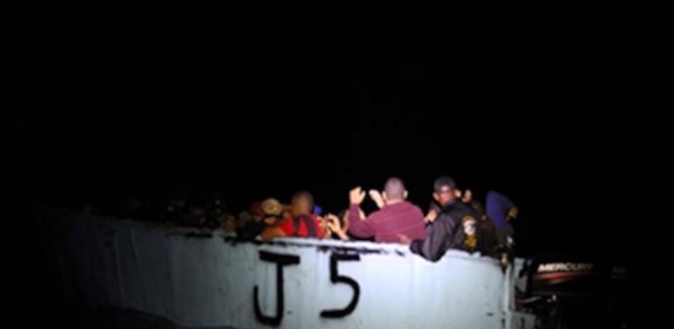 Los migrantes repatriados fueron trasladados a un buque de la Armada de la República Dominicana frente a las costas de Punta Cana.