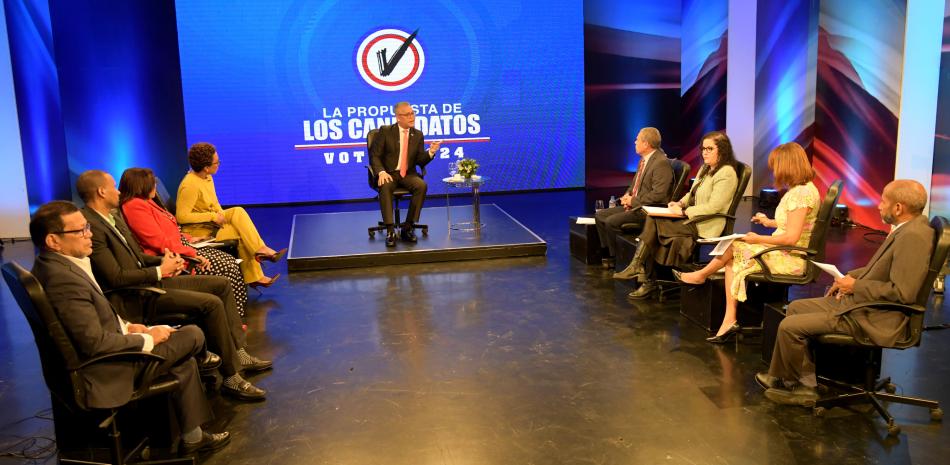 El candidato presidencial, Carlos Peña, responde preguntas en "La propuestas de los candidatos", del Grupo de Comunicaciones Corripio.