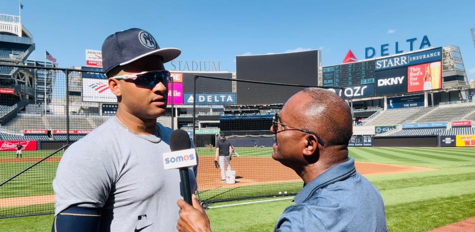 Luis Gil lanzador abridor de los Yankees es entrevistado este miércoles por Daniel Reyes tras su brillante labor en que venció a Justin Verlander.