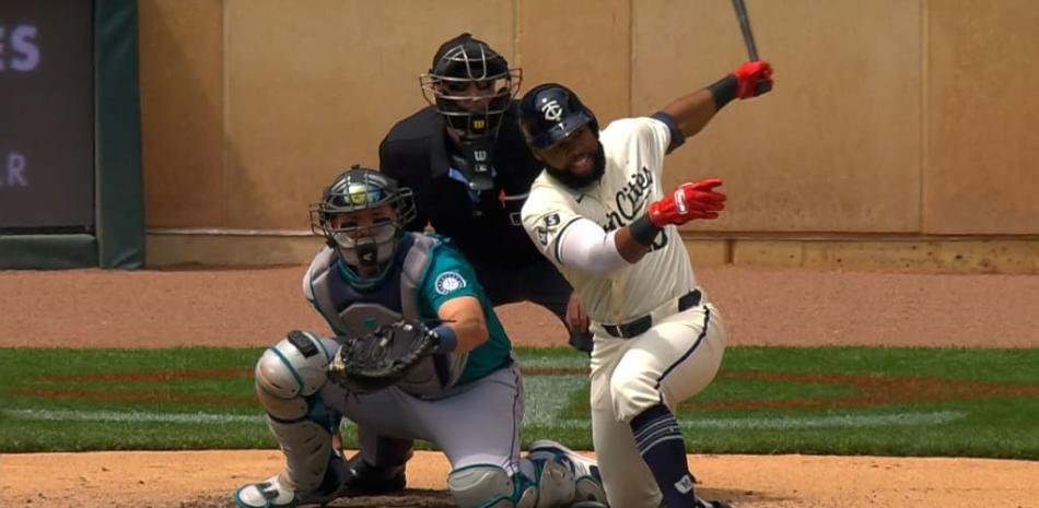 Manuel Margot al momento de disparar su doblete con los sacos repletos en el primer episodio del choque que ganaron los Mellizos.