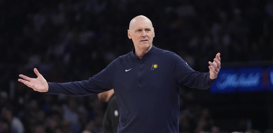 El entrenador de los Indiana Pacers, Rick Carlisle, reacciona durante la primera mitad del Juego 2 de la serie de playoffs de segunda ronda del baloncesto de la NBA contra los New York Knicks.
