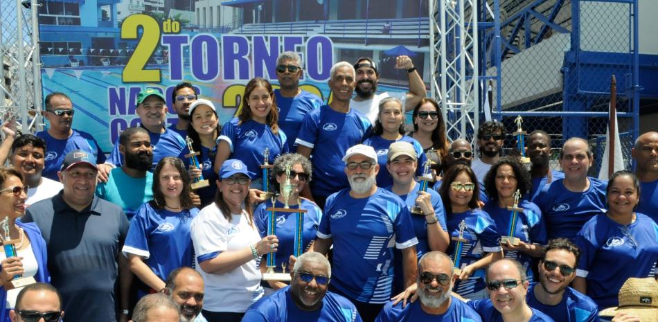 El equipo de los Delfines Masters del Naco recibe su trofeo de campeón del 2do Torneo de Nados Cortos 2024 que se celebró con rotundo éxito.