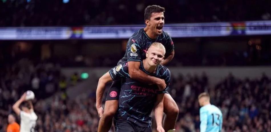 Erling Haaland celebra su segundo gol junto a Rodri; el delantero llegó a 27 goles en la temporada de la Premier.