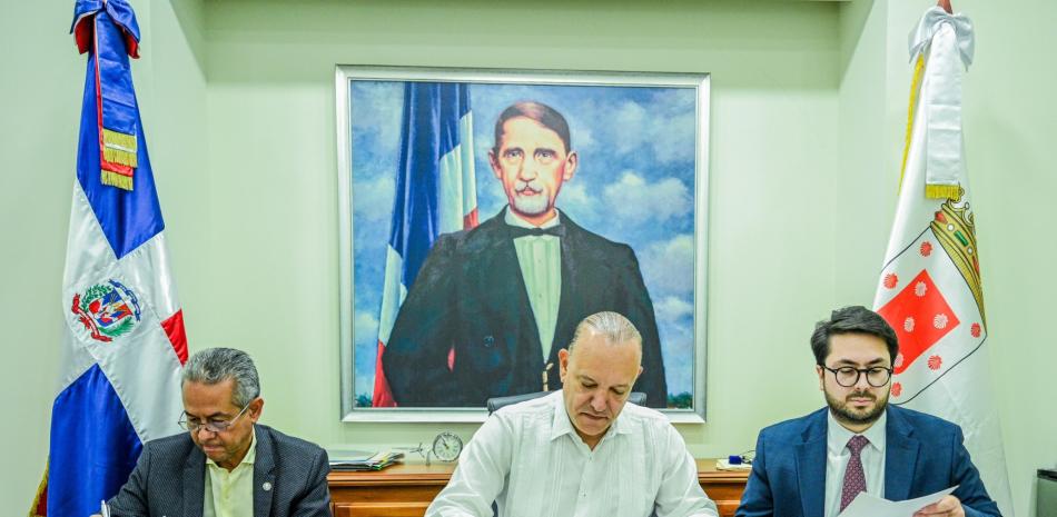 El alcalde Ulises Rodríguez al momento de firmar el acuerdo con José Francisco Deschamps y Jorge Domínguez.