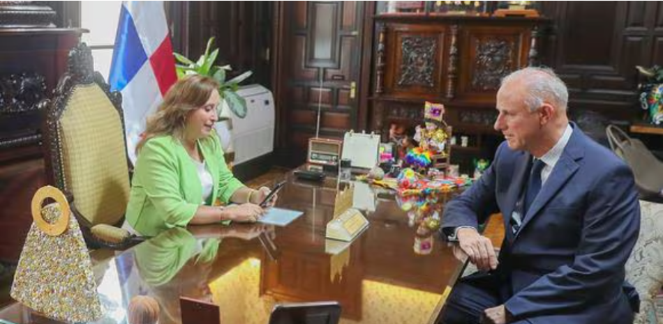 La presidenta peruana Dina Baluarte y el canciller Javier González