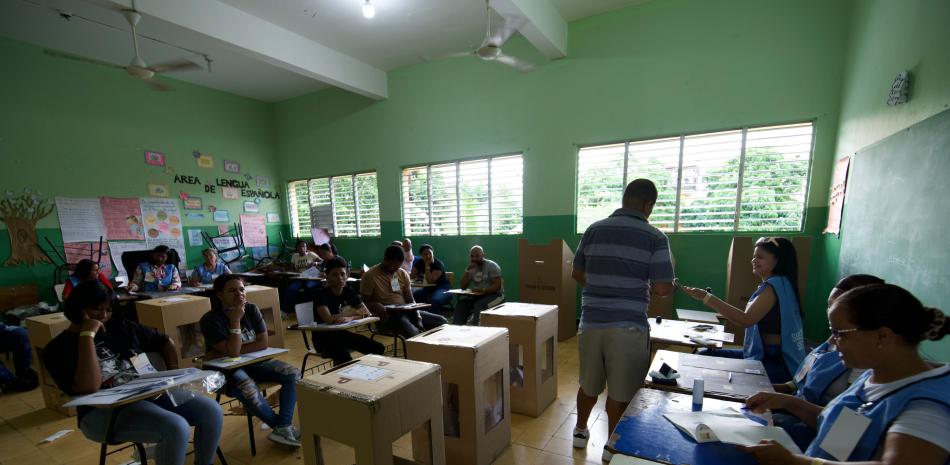 Fotografía muestra a elector en recinto electoral ejerciendo su derecho al voto.