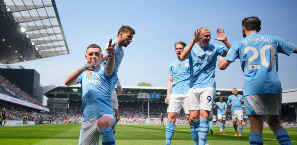 Varios jugadores del Manchester City festejan el triunfo logrado por el equipo.