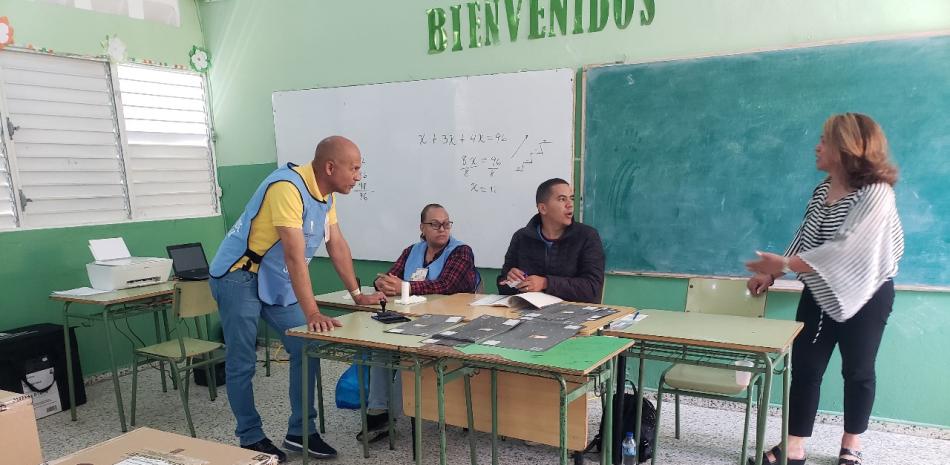 Moradores del municipio de Constanza acuden a las urnas este domingo.