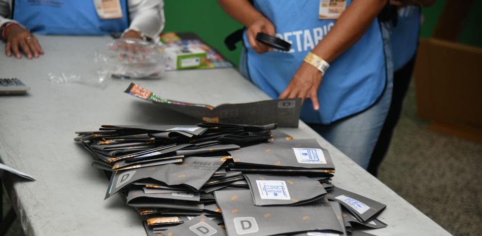 Boletas siendo contadas al culminar las elecciones presidenciales y congresuales este domingo