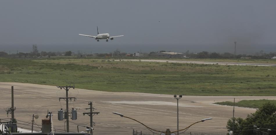 Un avión aterriza en el Aeropuerto Toussaint Louverture de Puerto Príncipe, Haití, el 20 de mayo de 2024.