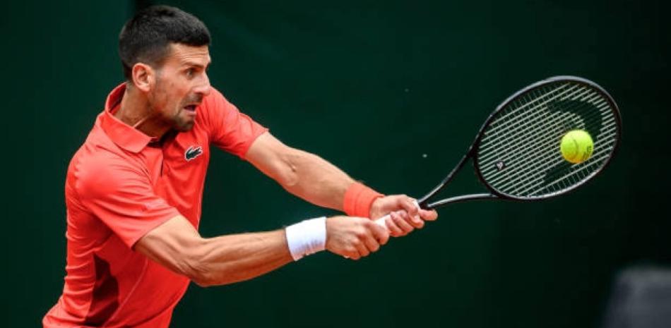 Novak Djokovic devuelve la pelota con fortaleza durante su partido de tenis en el Abierto de Ginebra.