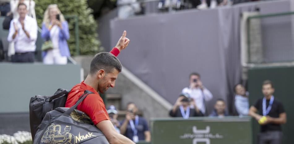 Novak Djokovic al momento de despedirse de la cancha luego de caer en su choque en el Abierto de Ginebra