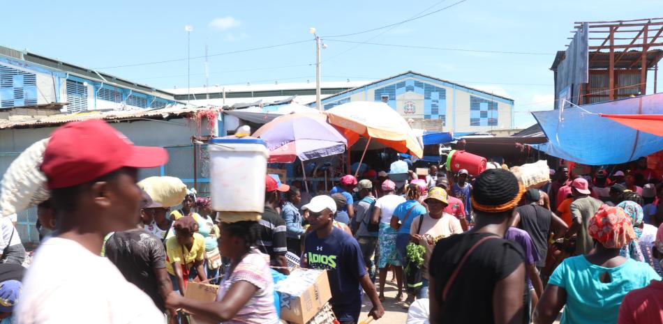 Haitianos y dominicanos realizan con normalidad mercado fronterizo de Dajabón.