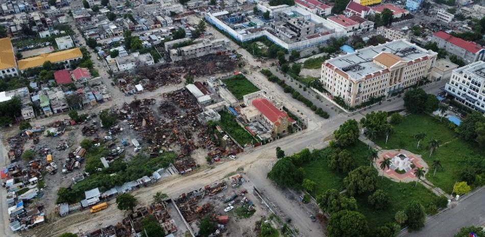 Vista aérea de la destrucción masiva causada por bandas armadas en la ciudad de Puerto Príncipe, Haití/ foto Clarens SIFFROY