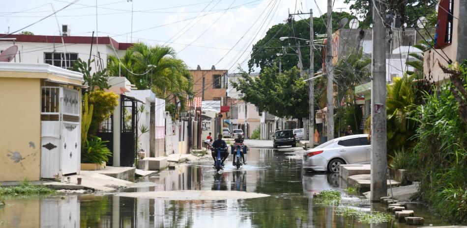 Calle 6 de Arroyo Bonito en Manoguayabo, Santo Domingo Oeste con desagües tapados