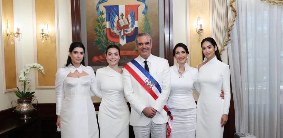 El presidente Luis Abinader, junto a la compañía de su esposa, la primera dama, Raquel Arbaje; y sus hijas Esther Patricia, Graciela Lucía y Adriana Margarita.