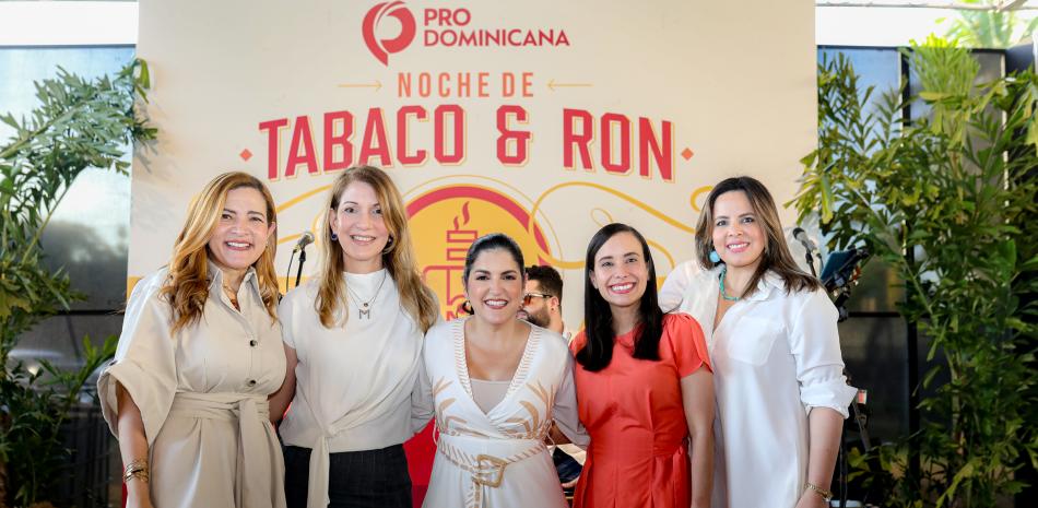 Mildred Santos, María Teresa Ferreiro, Biviana Riveiro, Ileana Rosario y Belkis Yermenos