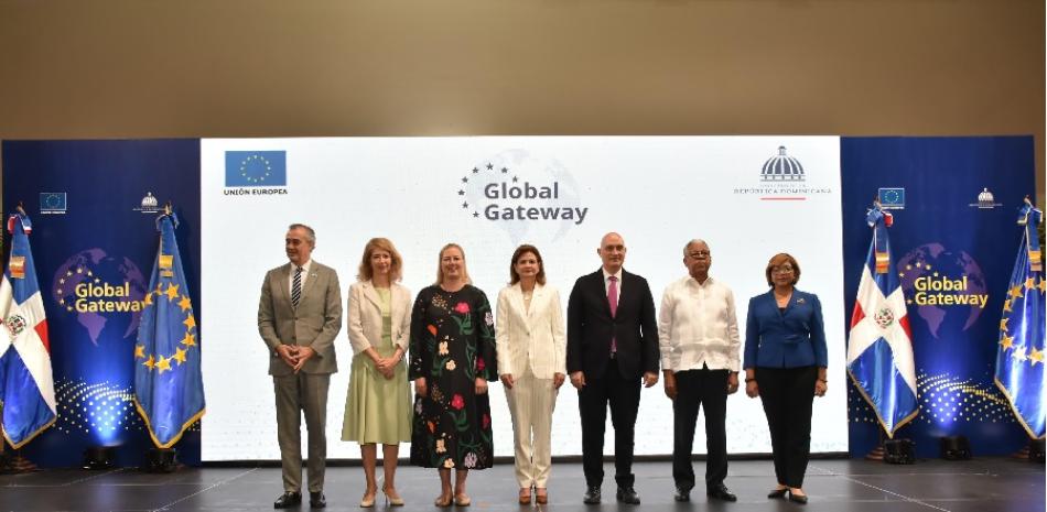 La vicepresidenta de la República, Raquel Peña, encabeza la presentación de Global Gateway en el país; Félix Fernández Shaw, director de América Latina de DG INTPA; la embajadora de la UE en la República Dominicana, Katja Afheldt; la comisaria europea de Asociaciones Internacionales, Jutta Urpilainen; el ministro de Economía, Pável Isa Contreras; el viceministro Rubén Silié, y la viceministra Olaya Dotel.