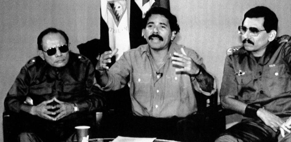 El exministro de Defensa Humberto Ortega, a la derecha, sentado junto a su hermano, el presidente Daniel Ortega, en el centro, y el ministro de Interior, Tomás Borge.