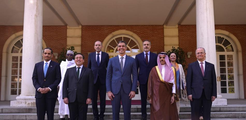 El presidente del gobierno de España, Pedro Sánchez (centro), posa junto al ministro de Exteriores de España, José Manuel Albares y ministros de Exteriores de Oriente Medio.