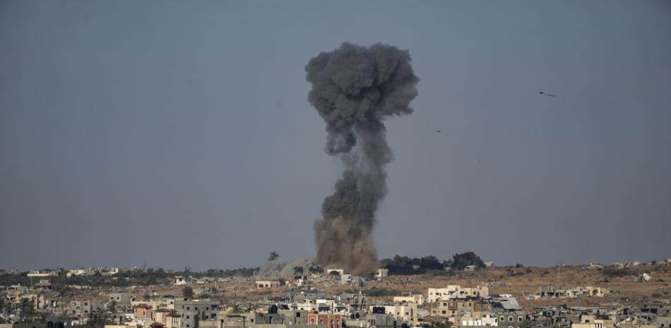 El humo sube tras un ataque aéreo israelí en Rafah, sur de la Franja de Gaza, el viernes 31 de mayo de 2024