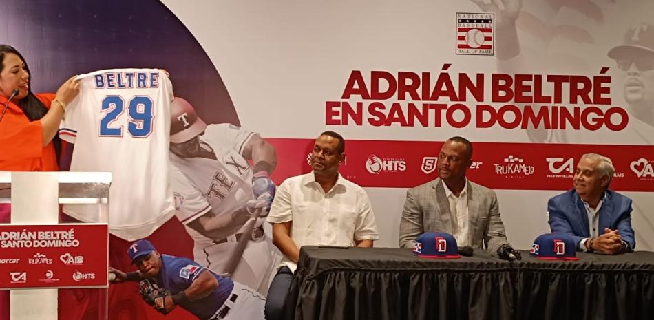 Adrian Beltré durante la conferencia de prensa que encabezó este lunes en el DownTown Center. Figuran Víctor Dumé, productor de cine y Valentin Báez, Vicepresidente de medios electronicos del Grupo Corripio. Figura Helmary Ugarte.