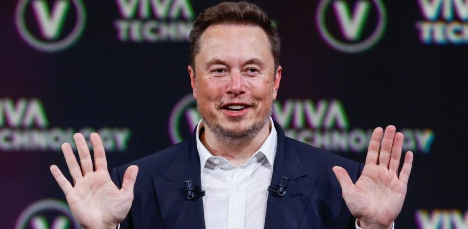 Elon Musk, tras comprar la red por 44,000 millones de dólares en 2022, ha suavizado las reglas de X.