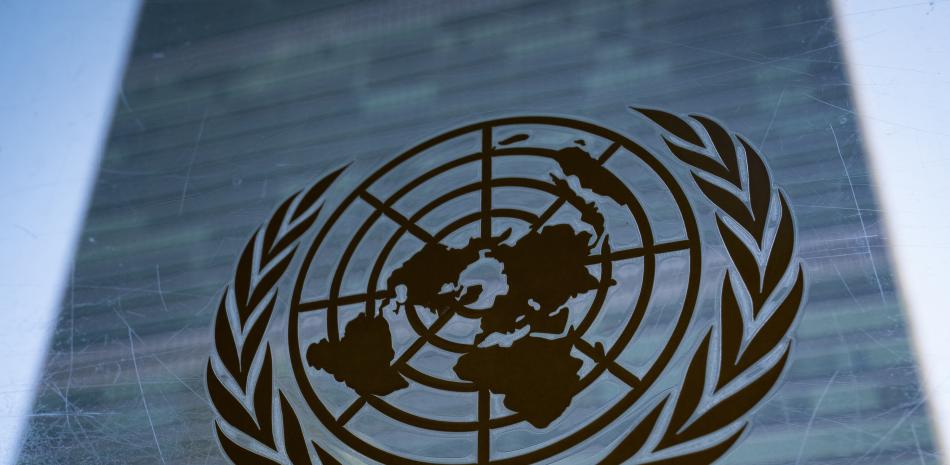 El símbolo de Naciones Unidas afuera de la sede de la organización, el 28 de febrero de 2022.