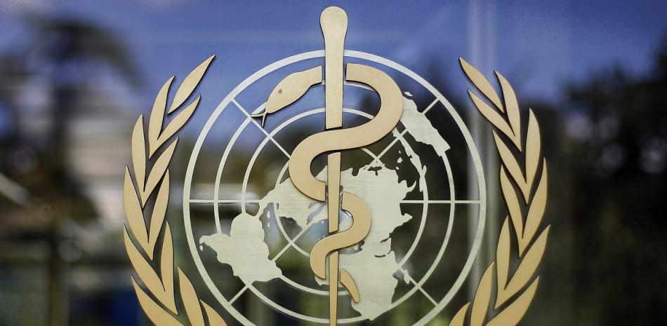 El logotipo de la Organización Mundial de la Salud visto en la sede de la OMS en Ginebra, Suiza, 11 de junio de 2019.