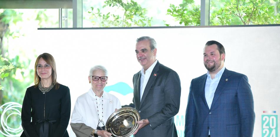 Luis Abinader entrega reconocimiento a Rosa Margarita Bonetti de Santana