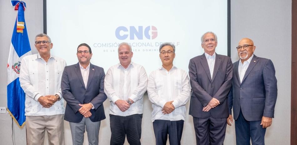 Desde la izquierda Rafael Villalona, Enrique Valverde, Juan Cohen; el excelentísimo embajador de la República de Corea del Sur, Sang Ryul Lee; Marcos Troncoso, y Francis Melo.