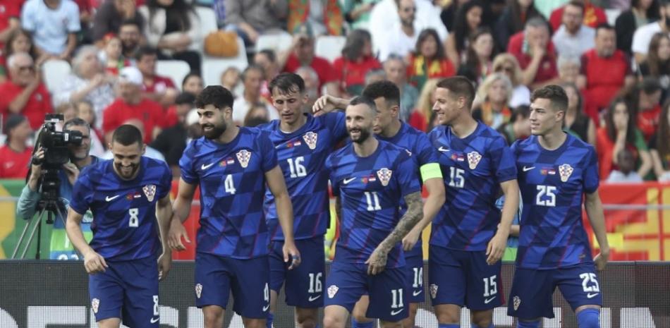 El croata Ante Budimir, celebra con sus compañeros después de anotar el segundo gol durante un partido amistoso internacional entre Portugal y Croacia en el Estadio Nacional de Oeiras, en las afueras de Lisboa.