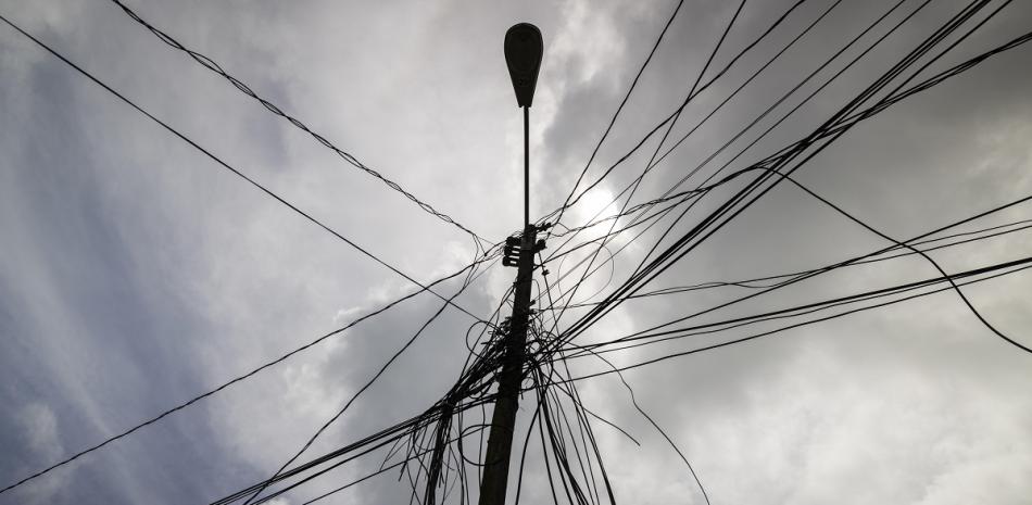 Un poste de electricidad con cables en Loiza, Puerto Rico, el 15 de septiembre del  2022.