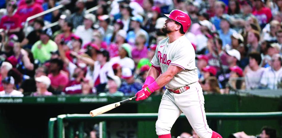 Kyle Schwarber observa la pelota luego de disparar uno de sus dos vuelacercas.