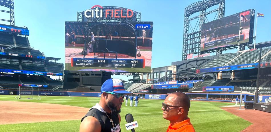 Starling Marte al momento de ser entrevistado por Daniel reyes previo a uno de los partidos de los Mets dfe Nueva York.