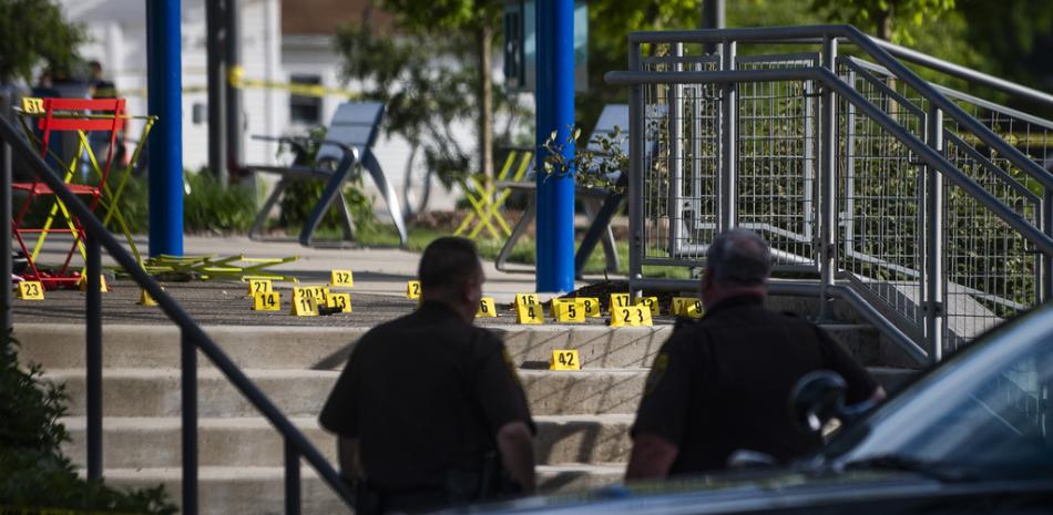 Agentes resguardan la escena de un tiroteo en el área recreativa acuática de Plaza Brooklands, el sábado 15 de junio de 2024, en Rochester Hills, Michigan